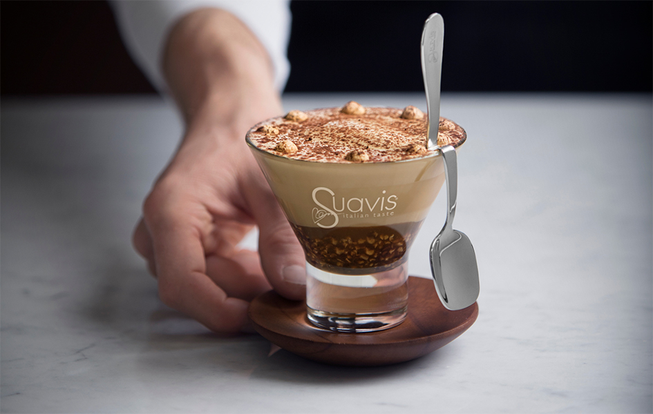 Barista serviert Creme Fredde — Original Suavis
