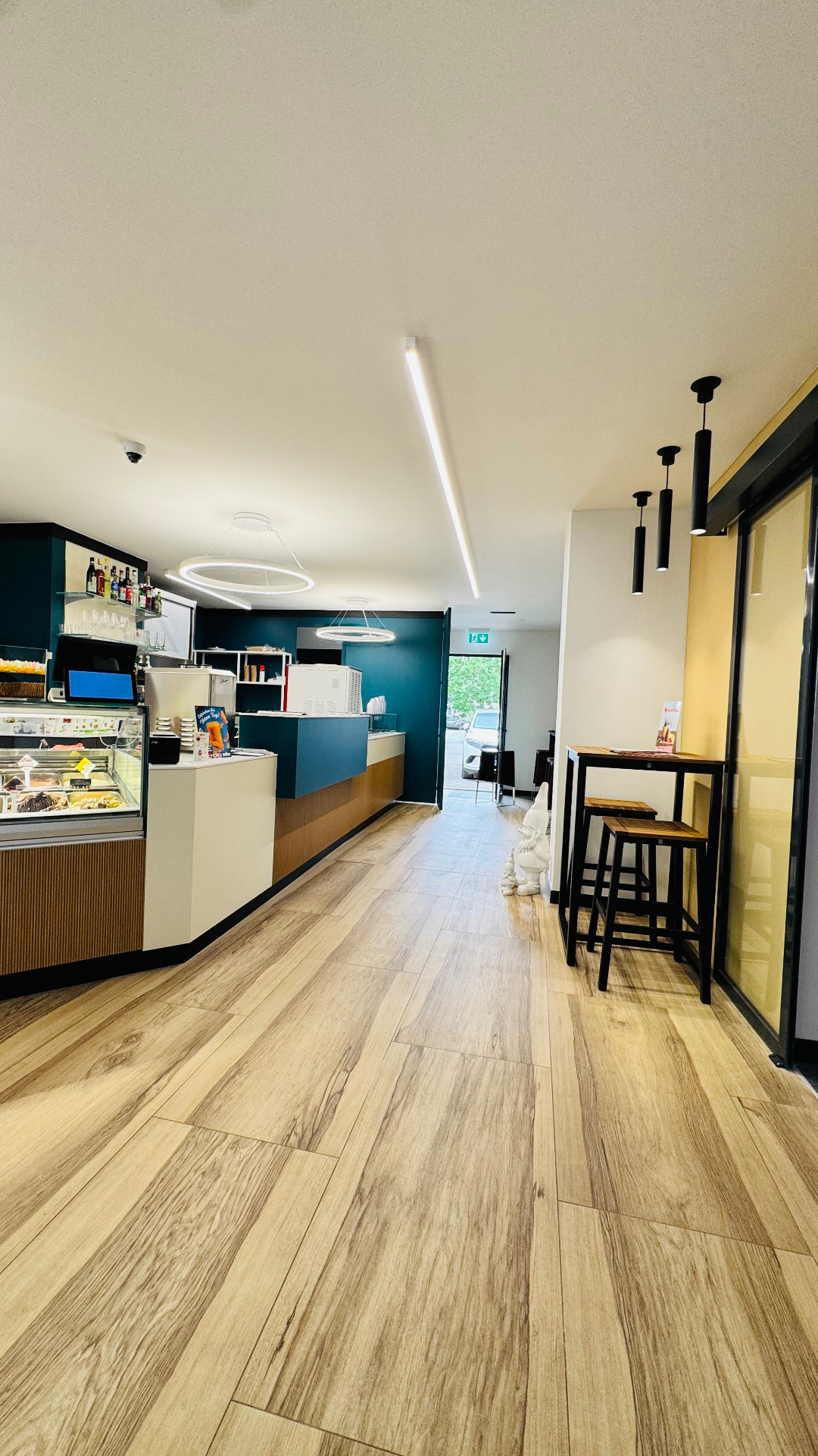 Dolomiti Eiscafé Leichlingen — Gastraum und Eingang